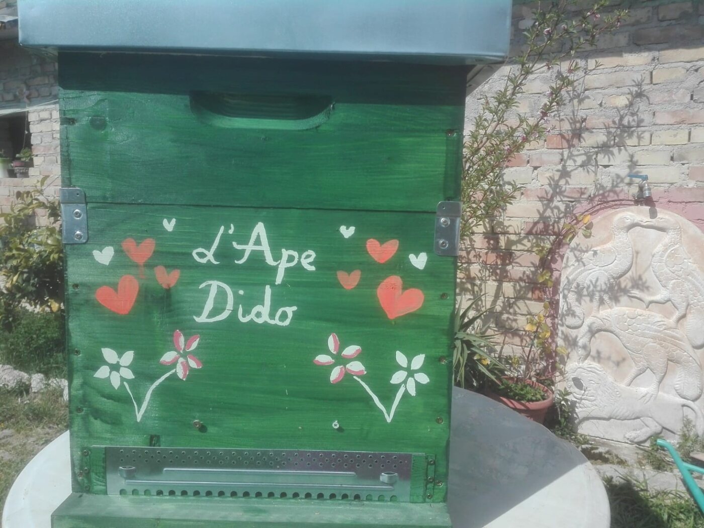 Arnia verde dipinta a mano con il nome L'Ape Dido